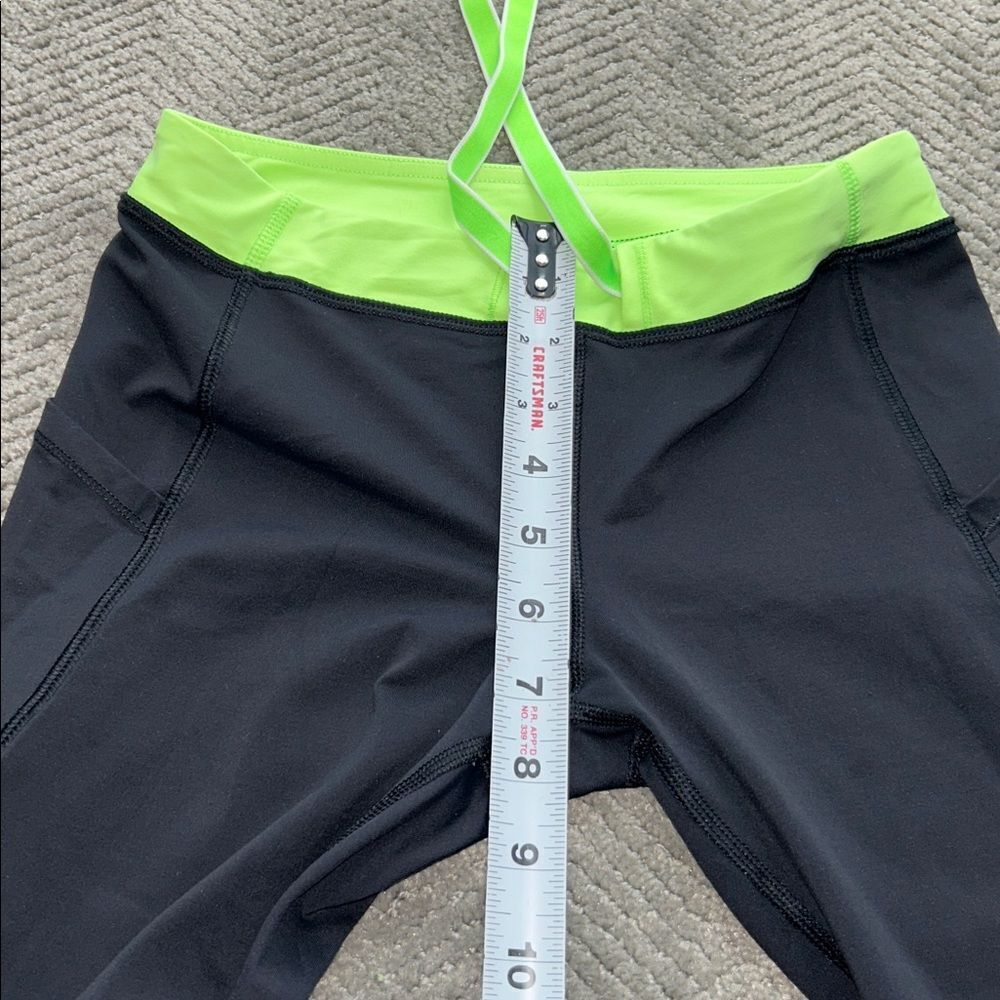 Lululemon Women's Capri Leggings Size 4 Black Black and Green Bottoms - Picture 12 of 12
